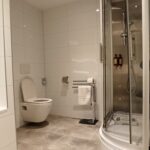 Duschkabine und WC